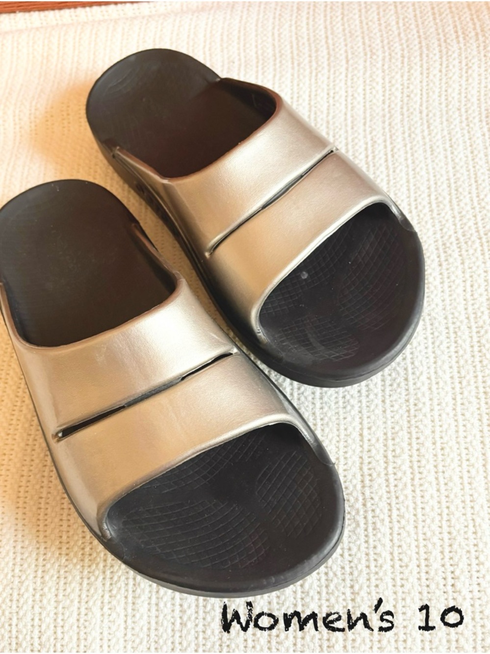 Cute **OOFOS**  Recovery slides/sandals* Womens Size 10* Gold!